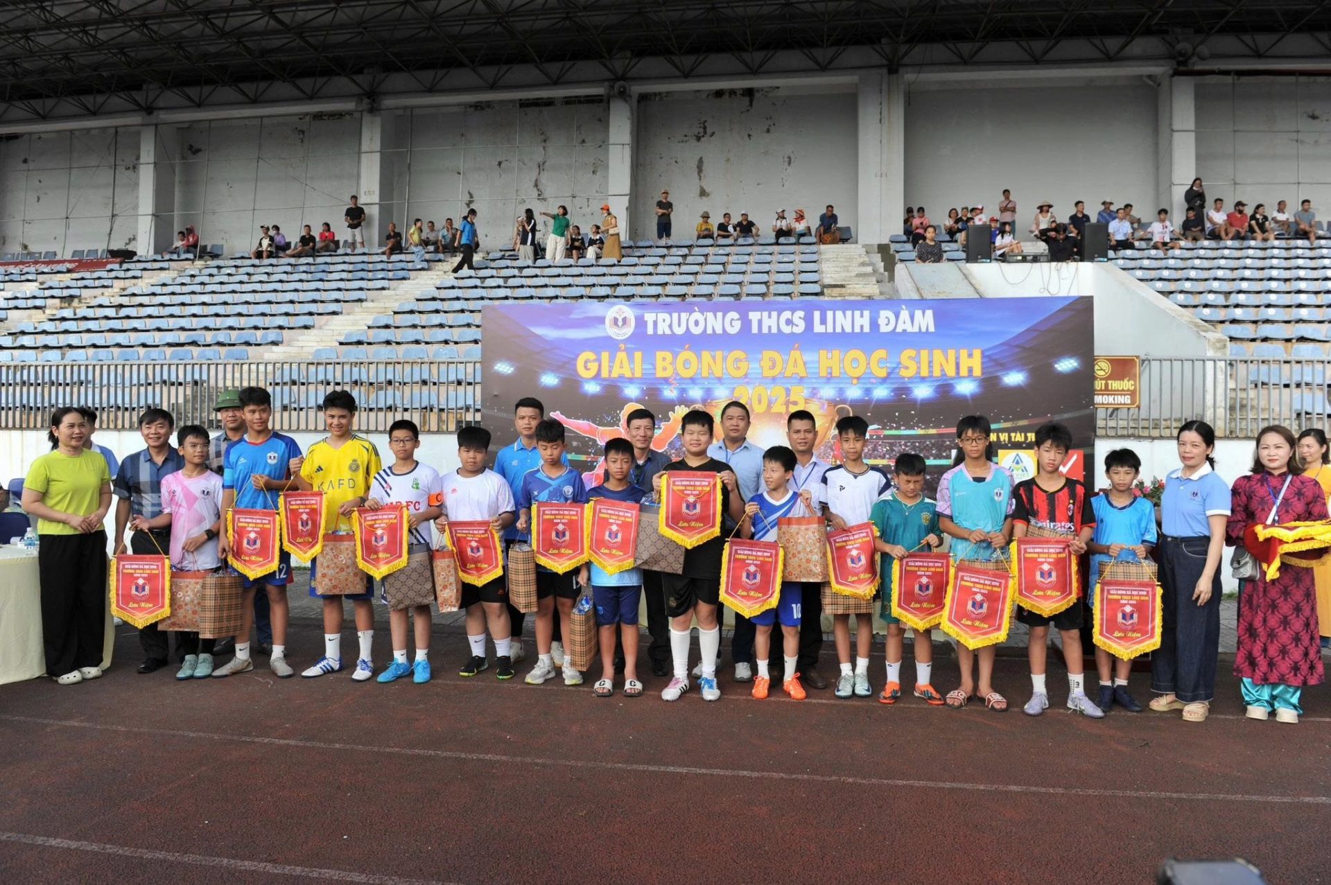 Ban Tổ chức trao cờ lưu niệm cho các đội bóng tham dự giải đấu. Ban Tổ chức trao cờ lưu niệm cho các đội bóng tham dự giải đấu.