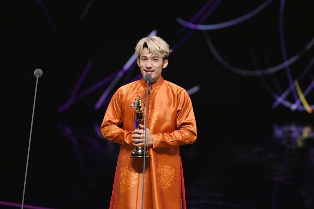 Liên Bỉnh phát nhận giải thưởng Kim Chung. Liên Bỉnh phát nhận giải thưởng Kim Chung.