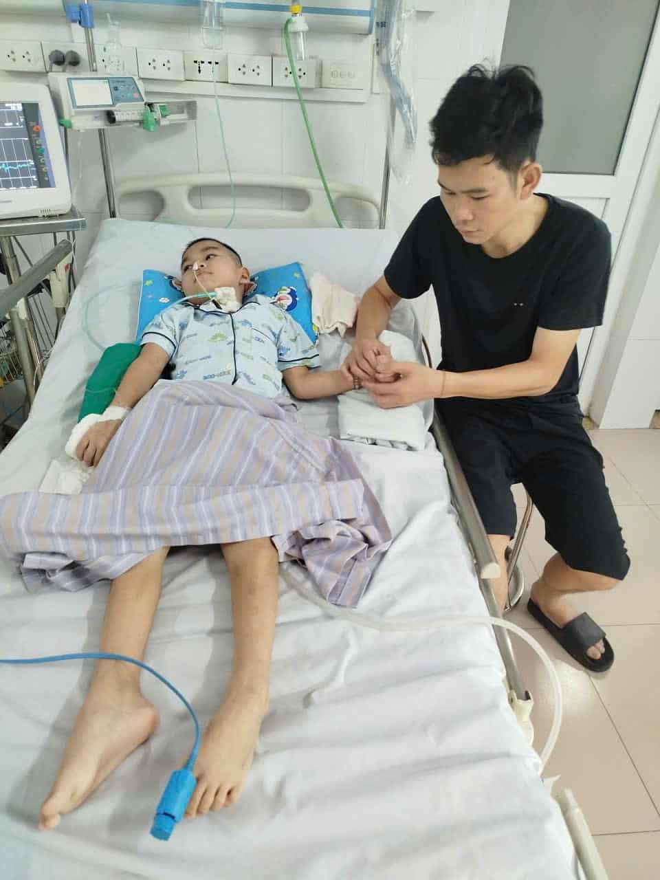 Anh Lê Văn Hiếu túc trực bên người con đang điều trị tích cực tại Bệnh viện Nhi Trung ương. Anh Lê Văn Hiếu túc trực bên người con đang điều trị tích cực tại Bệnh viện Nhi Trung ương.