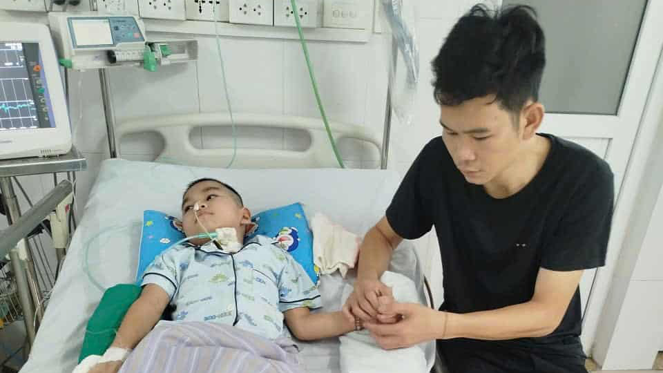Xót xa gia cảnh người cha công nhân có con trai mắc bệnh nặng