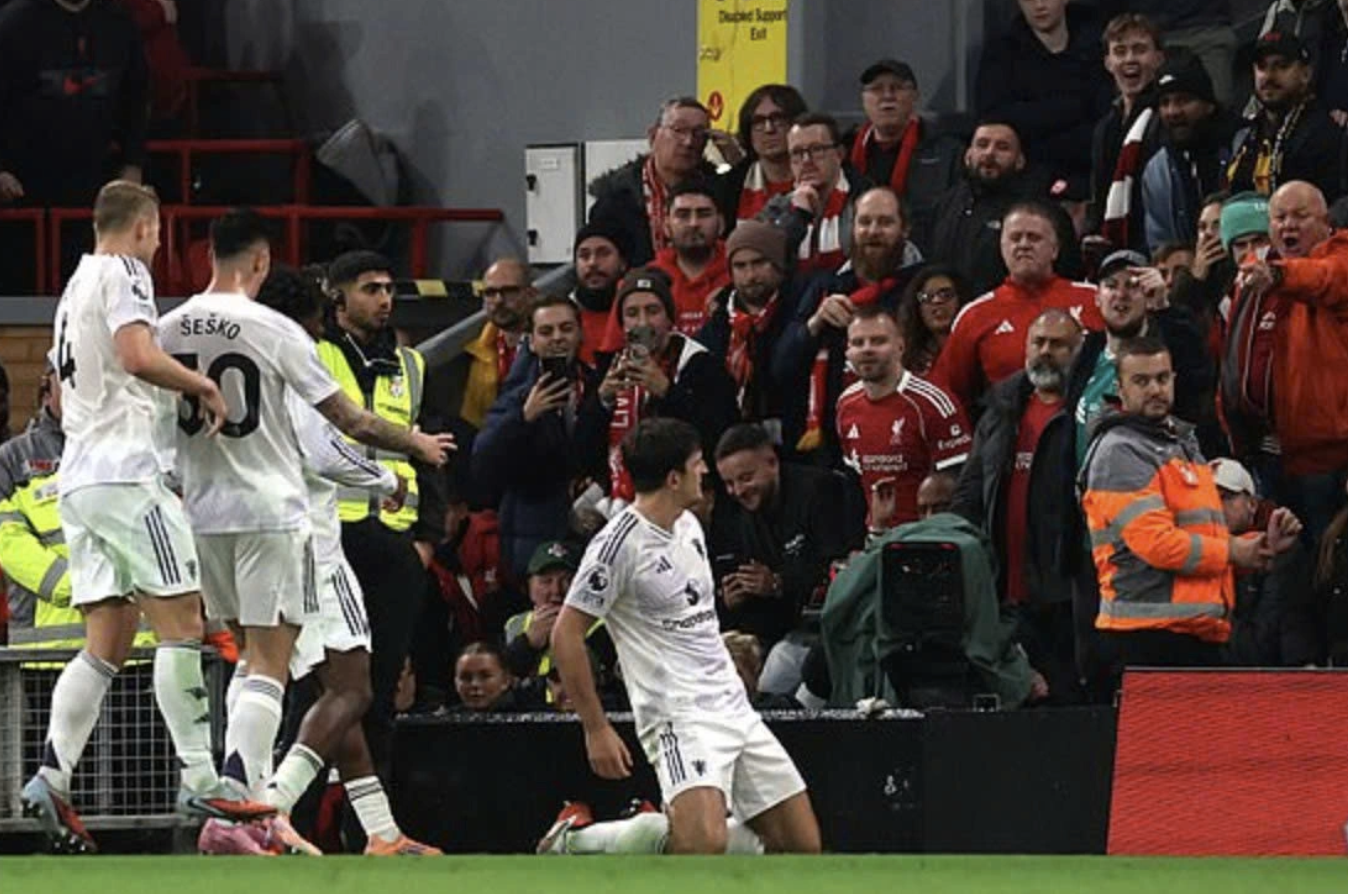 Maguire trượt gối mừng bàn ấn định thắng lợi 2-1 cho Man Utd. Maguire trượt gối mừng bàn ấn định thắng lợi 2-1 cho Man Utd.