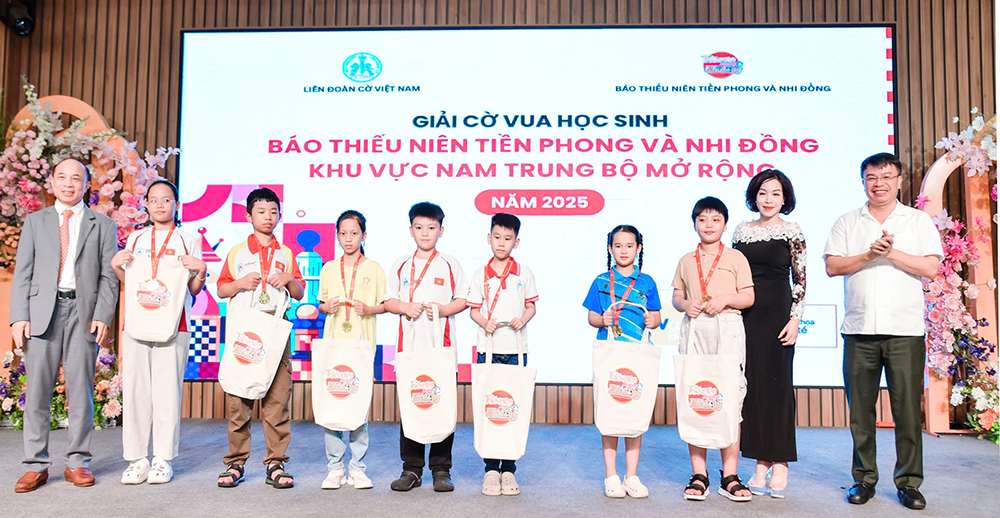 Bà Trần Thị Hồng Hạnh – Giám đốc Truyền thông Ngân hàng TMCP Đại chúng Việt Nam PvcomBank và Nhà văn Nguyễn Phan Khuê TBT và ông Nguyễn Minh Thắng PCT LĐ cờ trao giải nhất Phong Trào Bà Trần Thị Hồng Hạnh – Giám đốc Truyền thông Ngân hàng TMCP Đại chúng Việt Nam PvcomBank và Nhà văn Nguyễn Phan Khuê TBT và ông Nguyễn Minh Thắng PCT LĐ cờ trao giải nhất Phong Trào