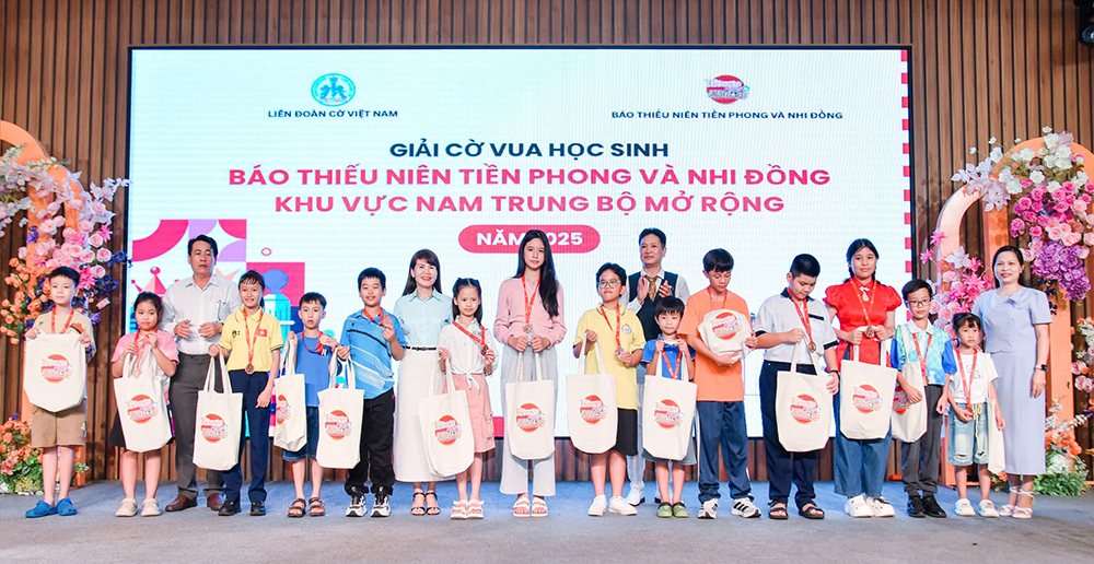 Cô giáo Lê Thị Thanh Hương – Hiệu trưởng trường TH Vĩnh Nguyên 1 và thầy Trương Văn Đại - HT trường TH Dư Khánh lên trao giải Ba phong trào Cô giáo Lê Thị Thanh Hương – Hiệu trưởng trường TH Vĩnh Nguyên 1 và thầy Trương Văn Đại - HT trường TH Dư Khánh lên trao giải Ba phong trào