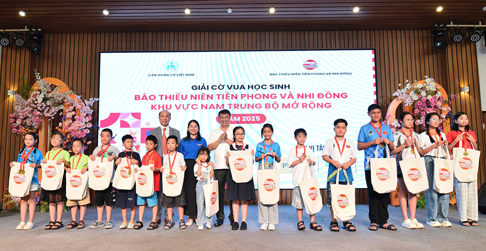 Nhà văn, nhà báo Nguyễn Phan Khuê – TBT TNTP &NĐ, Trưởng TC giải ông Nguyễn Minh Thắng – Phó CT Thường trực kiêm TTK Liên đoàn Cờ VN và chị Huỳnh Thị Như Ý Phó Bí thư TĐ KH trao giải nhất Nâng cao Nhà văn, nhà báo Nguyễn Phan Khuê – TBT TNTP &NĐ, Trưởng TC giải ông Nguyễn Minh Thắng – Phó CT Thường trực kiêm TTK Liên đoàn Cờ VN và chị Huỳnh Thị Như Ý Phó Bí thư TĐ KH trao giải nhất Nâng cao