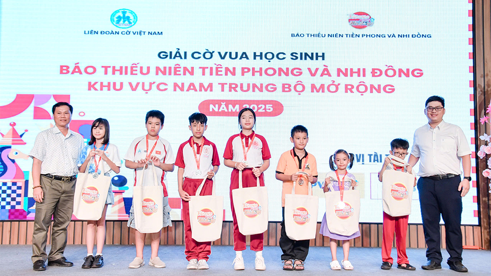 Ông Nguyễn Tất Hoàn Vũ – Giám đốc Trung tâm Nha Khoa Sante và ông Nguyễn Vi Nhật GĐ Cty Toàn Thắng trao giải Nhì phong trào Ông Nguyễn Tất Hoàn Vũ – Giám đốc Trung tâm Nha Khoa Sante và ông Nguyễn Vi Nhật GĐ Cty Toàn Thắng trao giải Nhì phong trào