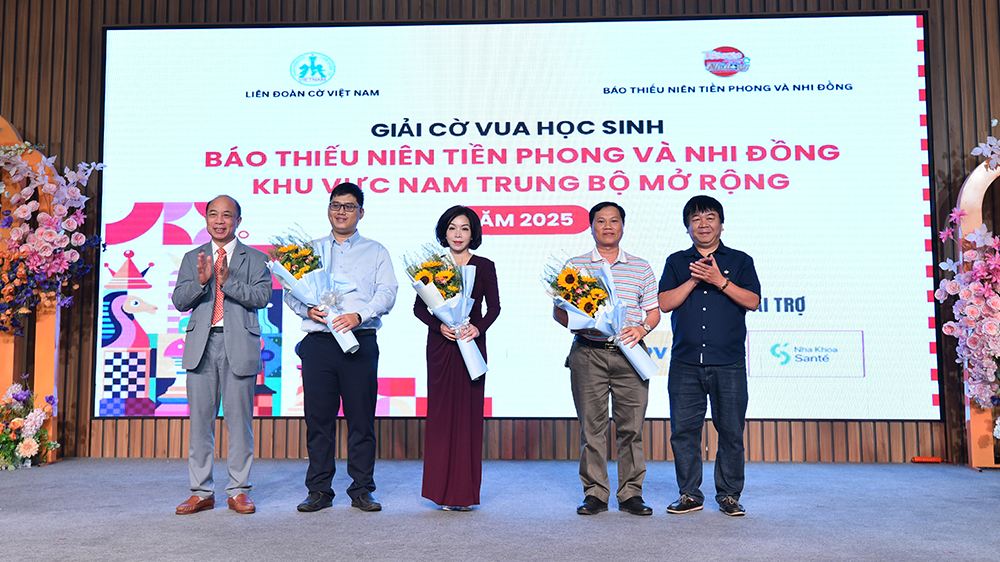 BTC tặng hoa tri ân các nhà tài trợ. BTC tặng hoa tri ân các nhà tài trợ.