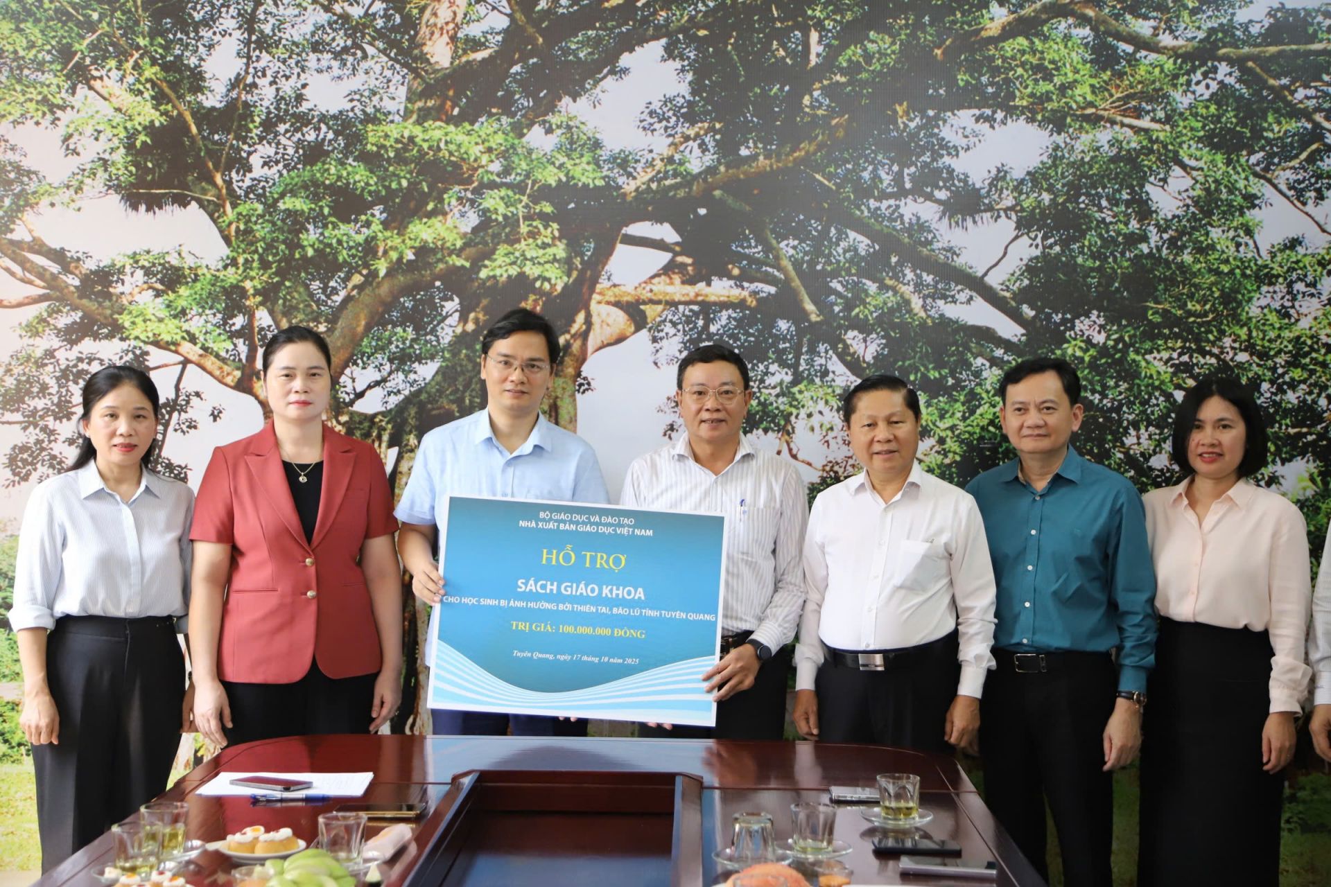 NXBGDVN trao tặng sách giáo khoa, tiếp sức thầy và trò vùng lũ sớm trở lại trường học và ổn định cuộc sống. NXBGDVN trao tặng sách giáo khoa, tiếp sức thầy và trò vùng lũ sớm trở lại trường học và ổn định cuộc sống.