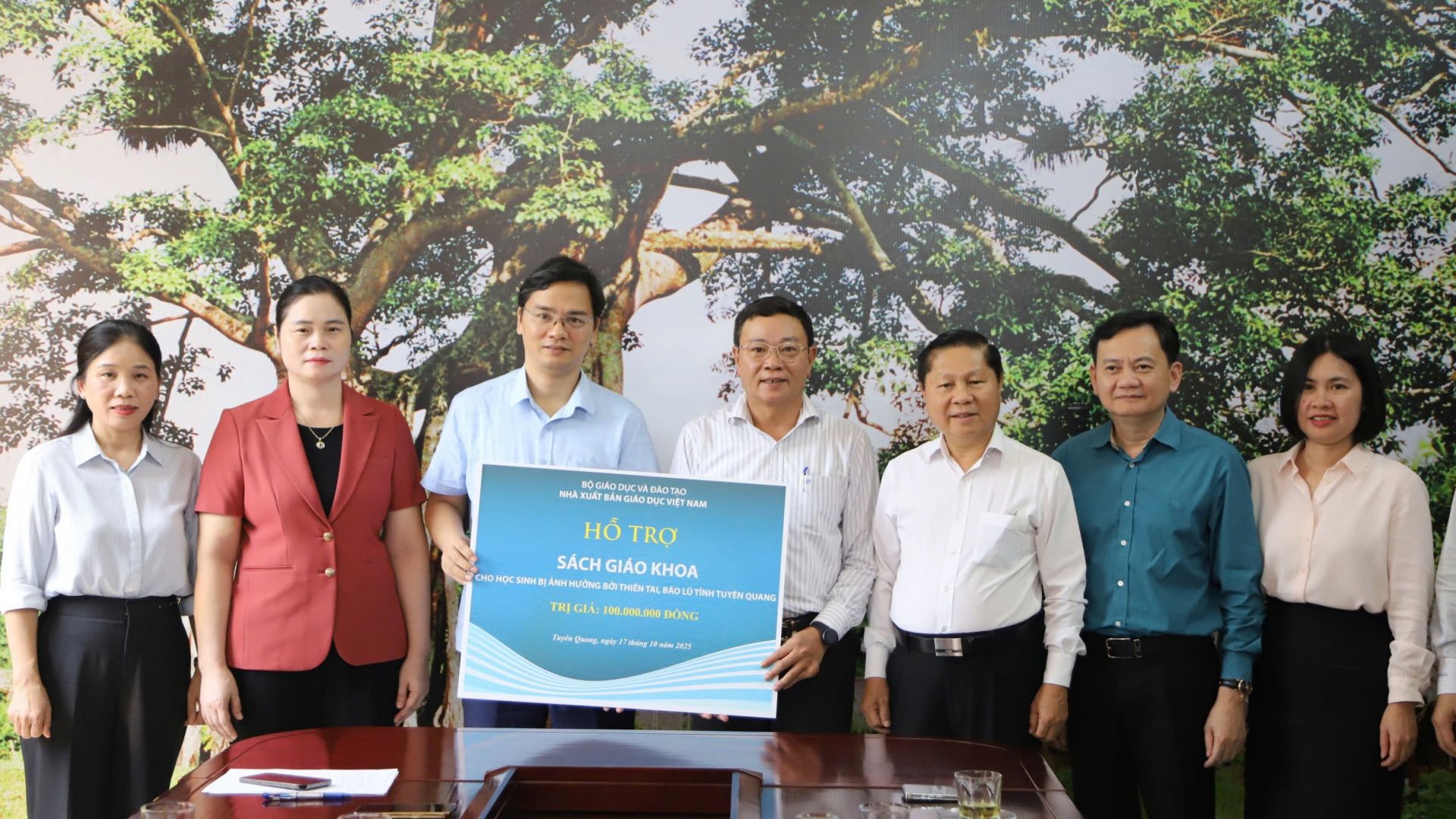 Nhà xuất bản Giáo dục Việt Nam tiếp sức học sinh vùng lũ trở lại trường