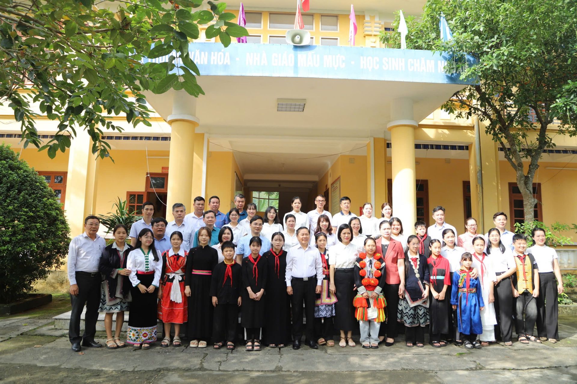 Thứ trưởng Bộ GD&ĐT Lê Tấn Dũng và đoàn công tác ghé thăm, động viên và chia sẻ cùng ngành giáo dục Tuyên Quang. Thứ trưởng Bộ GD&ĐT Lê Tấn Dũng và đoàn công tác ghé thăm, động viên và chia sẻ cùng ngành giáo dục Tuyên Quang.