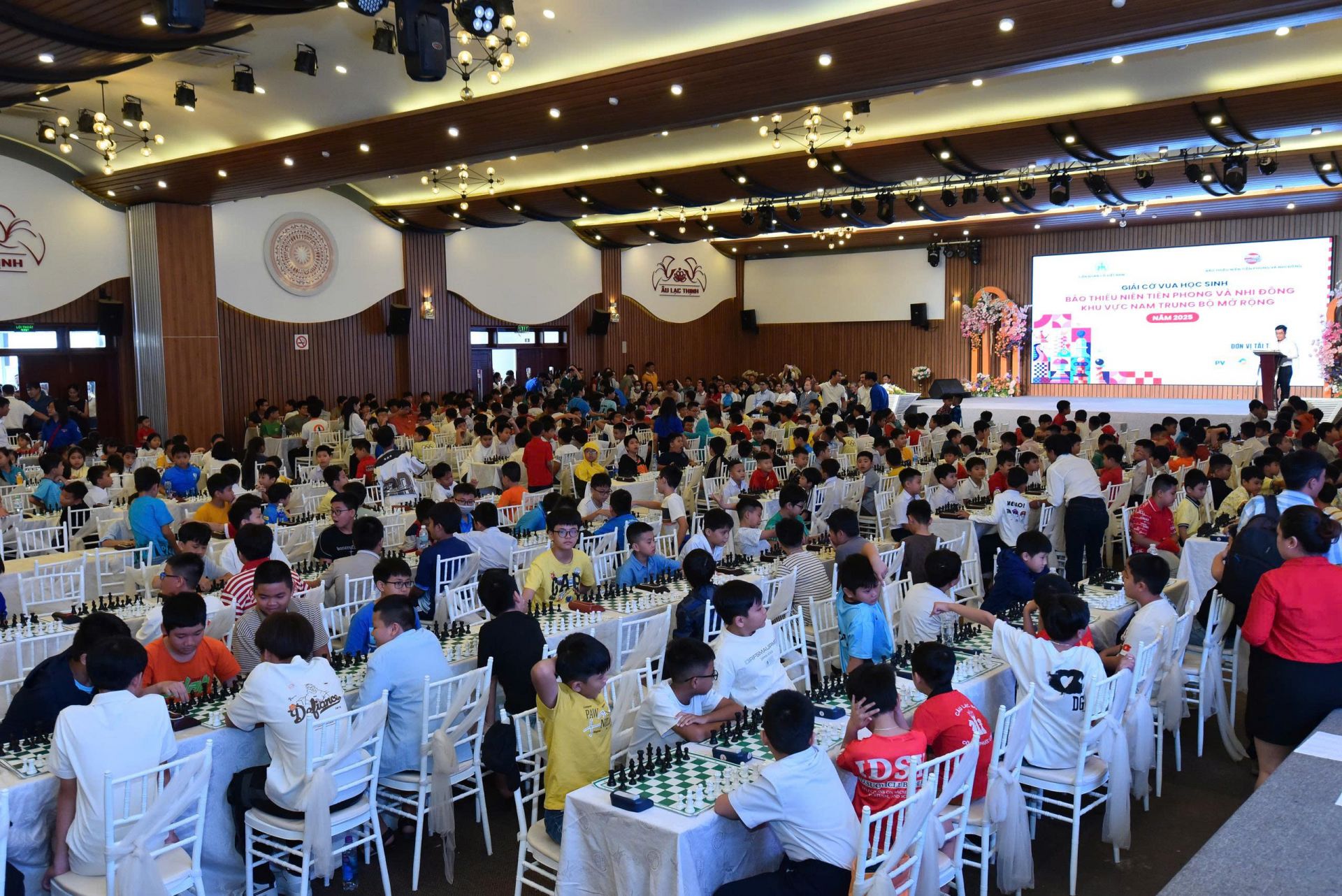 Gần 1000 kỳ thủ nhí tham gia sân chơi trí tuệ lớn nhất khu vực Nam Trung Bộ Gần 1000 kỳ thủ nhí tham gia sân chơi trí tuệ lớn nhất khu vực Nam Trung Bộ