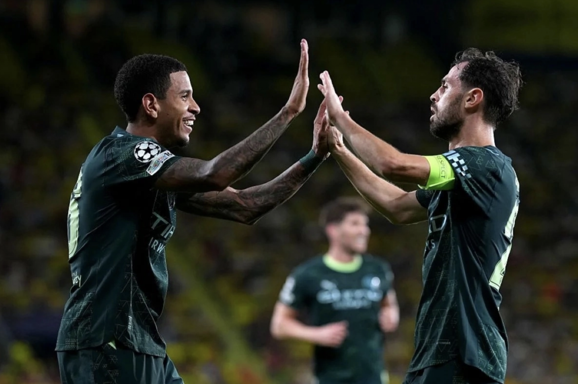 Đội trưởng Bernardo Silva (phải) mừng bàn ấn định chiến thắng 2-0. Đội trưởng Bernardo Silva (phải) mừng bàn ấn định chiến thắng 2-0.