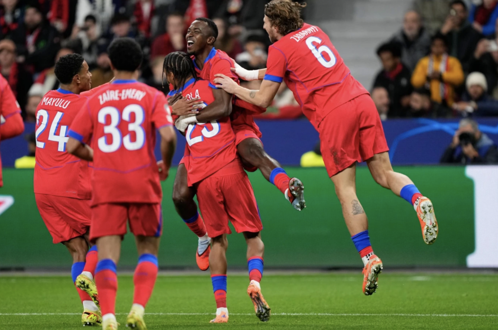 Các cầu thủ PSG ăn mừng chiến thắng. Các cầu thủ PSG ăn mừng chiến thắng.