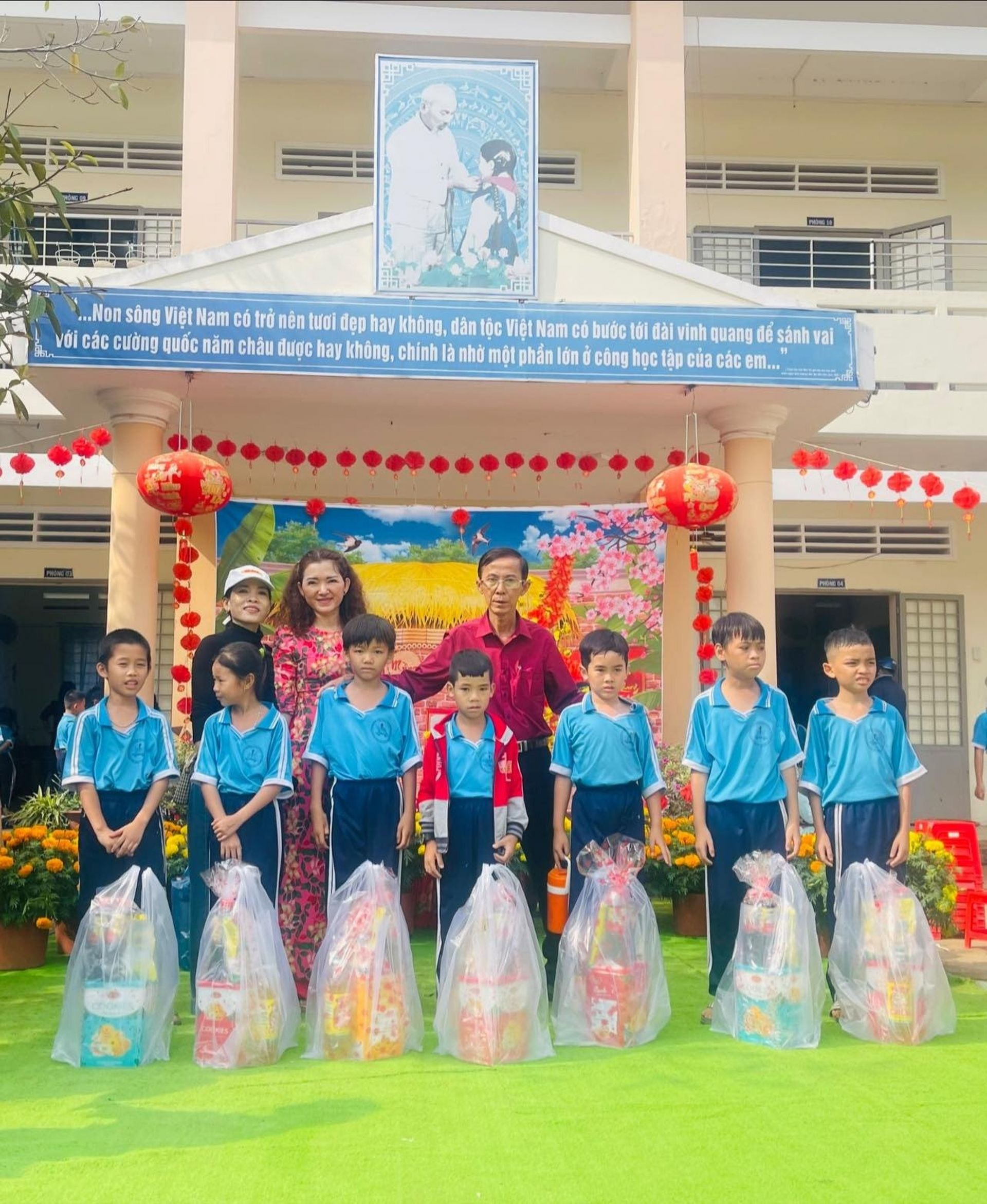 Thầy Hiệu trưởng Phạm Hoàng Vũ và cô Phó Hiệu trưởng Châu Tuyết Trinh trao quà đến các bạn vượt khó học tốt. Thầy Hiệu trưởng Phạm Hoàng Vũ và cô Phó Hiệu trưởng Châu Tuyết Trinh trao quà đến các bạn vượt khó học tốt.