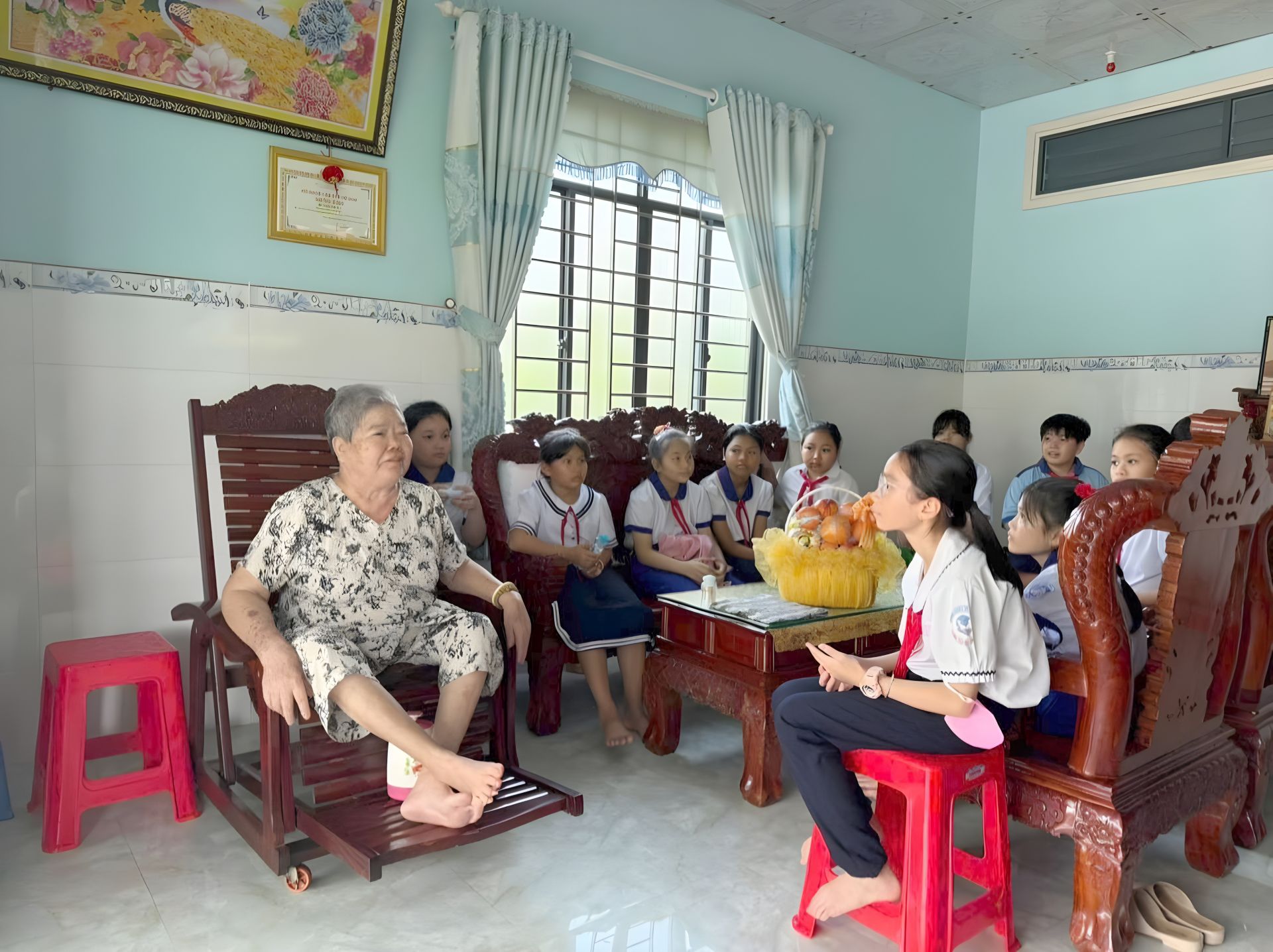Các bạn đến thăm hỏi và tri ân gia đình chính sách tại địa phương. Các bạn đến thăm hỏi và tri ân gia đình chính sách tại địa phương.