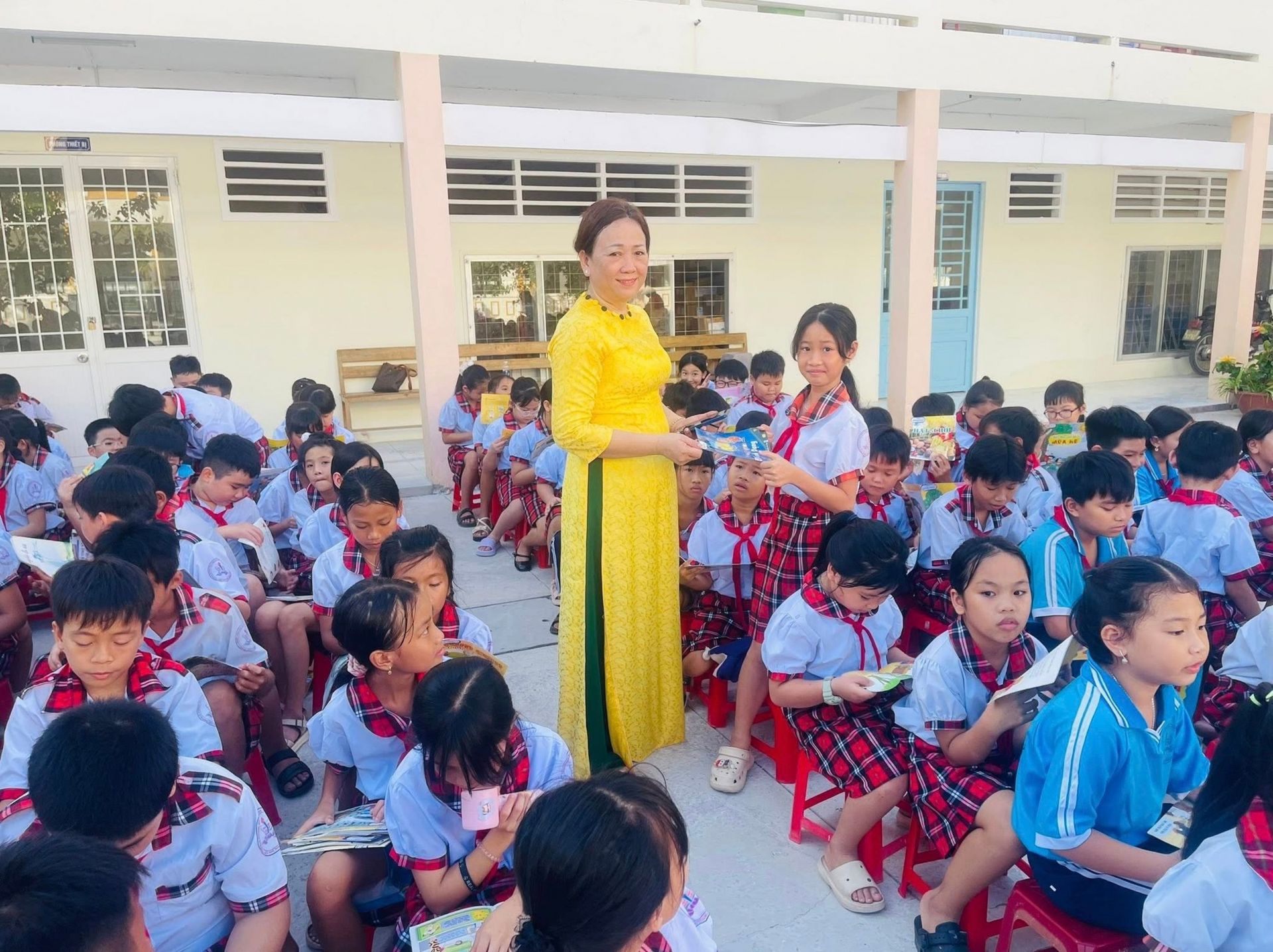 Nhiều hoạt động sôi nổi được triển khai ở sân trường. Nhiều hoạt động sôi nổi được triển khai ở sân trường.