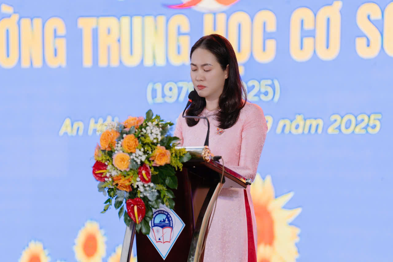 Nhà giáo Phạm Thị Hoa - Hiệu trưởng nhà trường đọc diễn văn, ôn lại truyền thống dạy và học của nhà trường. Nhà giáo Phạm Thị Hoa - Hiệu trưởng nhà trường đọc diễn văn, ôn lại truyền thống dạy và học của nhà trường.