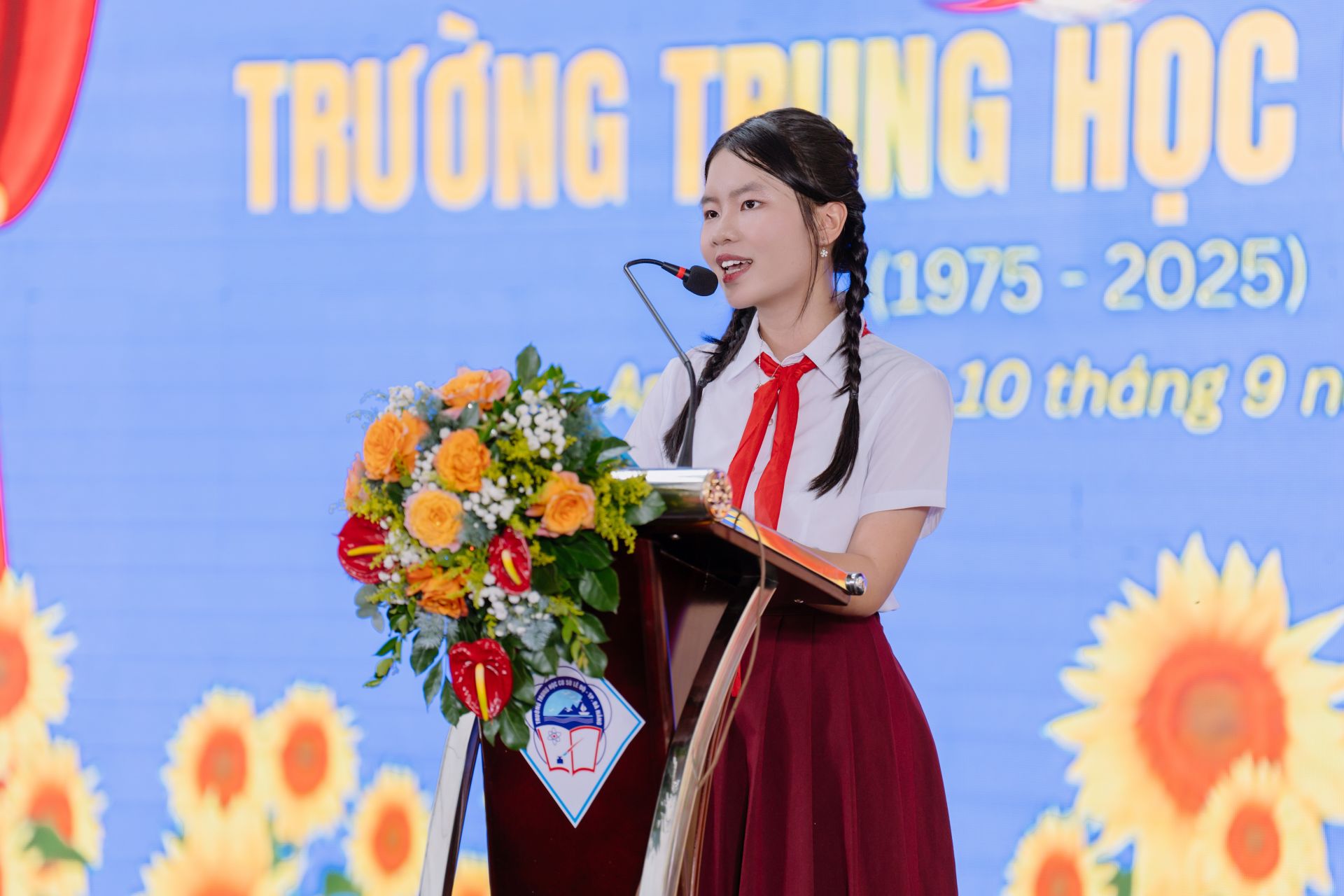 Bạn Lê Thị Ngọc Diệp phát biểu tri ân mái trường Lê Độ và thầy cô. Bạn Lê Thị Ngọc Diệp phát biểu tri ân mái trường Lê Độ và thầy cô.