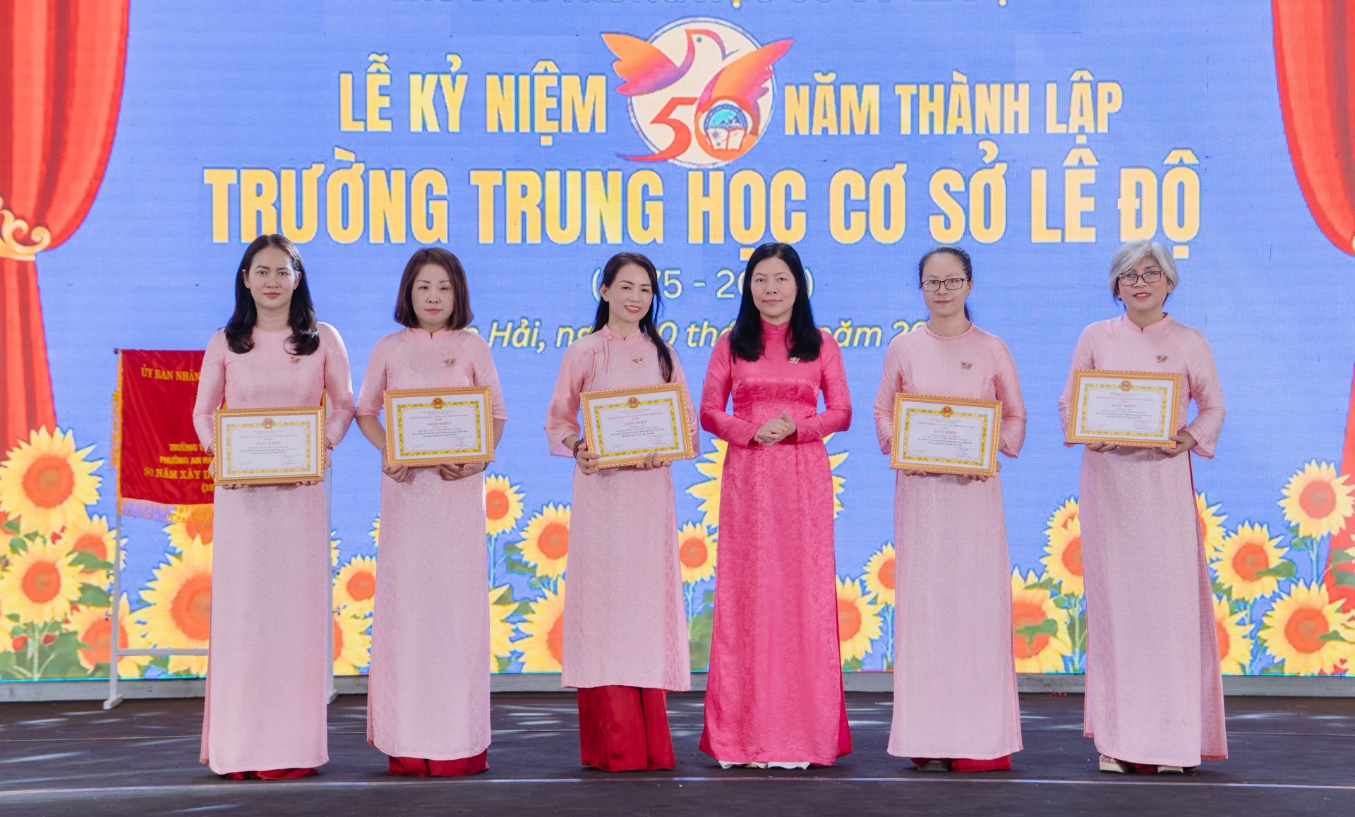 Trường THCS Lê Độ vinh dự nhận Cờ thi đua của UBND Thành phố Đà Nẵng và Giấy khen của Sở GD&ĐT Thành phố Đà Nẵng. Trường THCS Lê Độ vinh dự nhận Cờ thi đua của UBND Thành phố Đà Nẵng và Giấy khen của Sở GD&ĐT Thành phố Đà Nẵng.