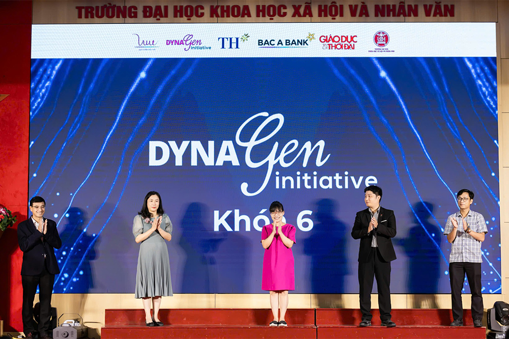 Các đại biểu tham dự nghi thức bấm nút khởi động Sáng kiến Phát triển sinh viên Khóa 6 tại Trường Đại học KHXH&NV. Các đại biểu tham dự nghi thức bấm nút khởi động Sáng kiến Phát triển sinh viên Khóa 6 tại Trường Đại học KHXH&NV.