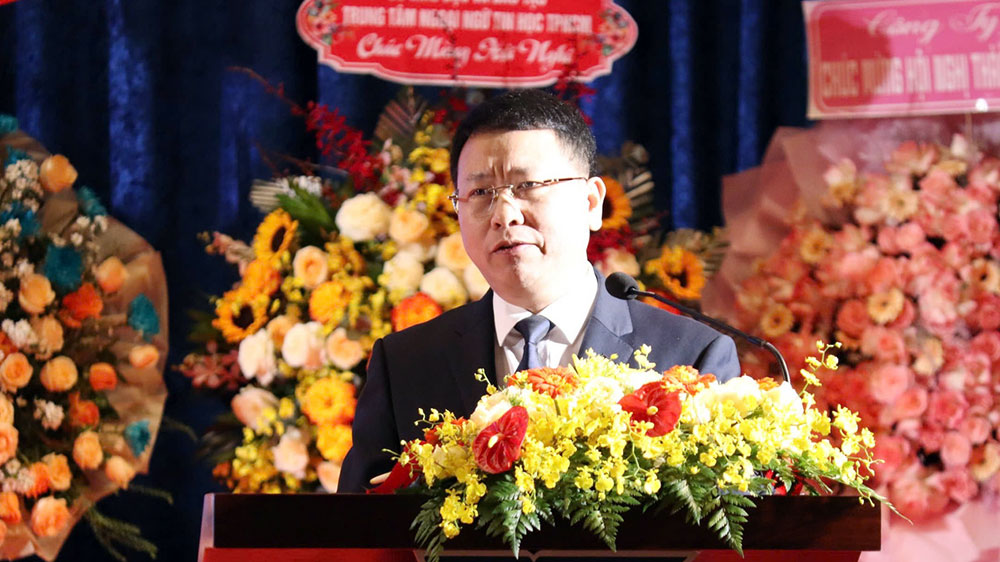 TS. Trần Văn Đạt phát biểu tại hội nghị.