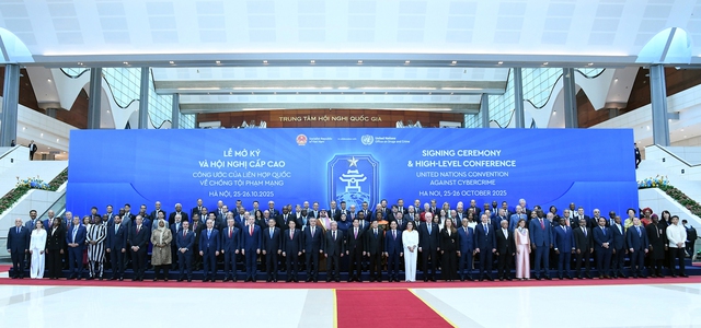 Chủ tịch nước Lương Cường, Tổng Thư ký Liên Hợp Quốc Antonio Guterres và các đại biểu tại Lễ mở ký Công ước Hà Nội. Ảnh: VGP. Chủ tịch nước Lương Cường, Tổng Thư ký Liên Hợp Quốc Antonio Guterres và các đại biểu tại Lễ mở ký Công ước Hà Nội. Ảnh: VGP.