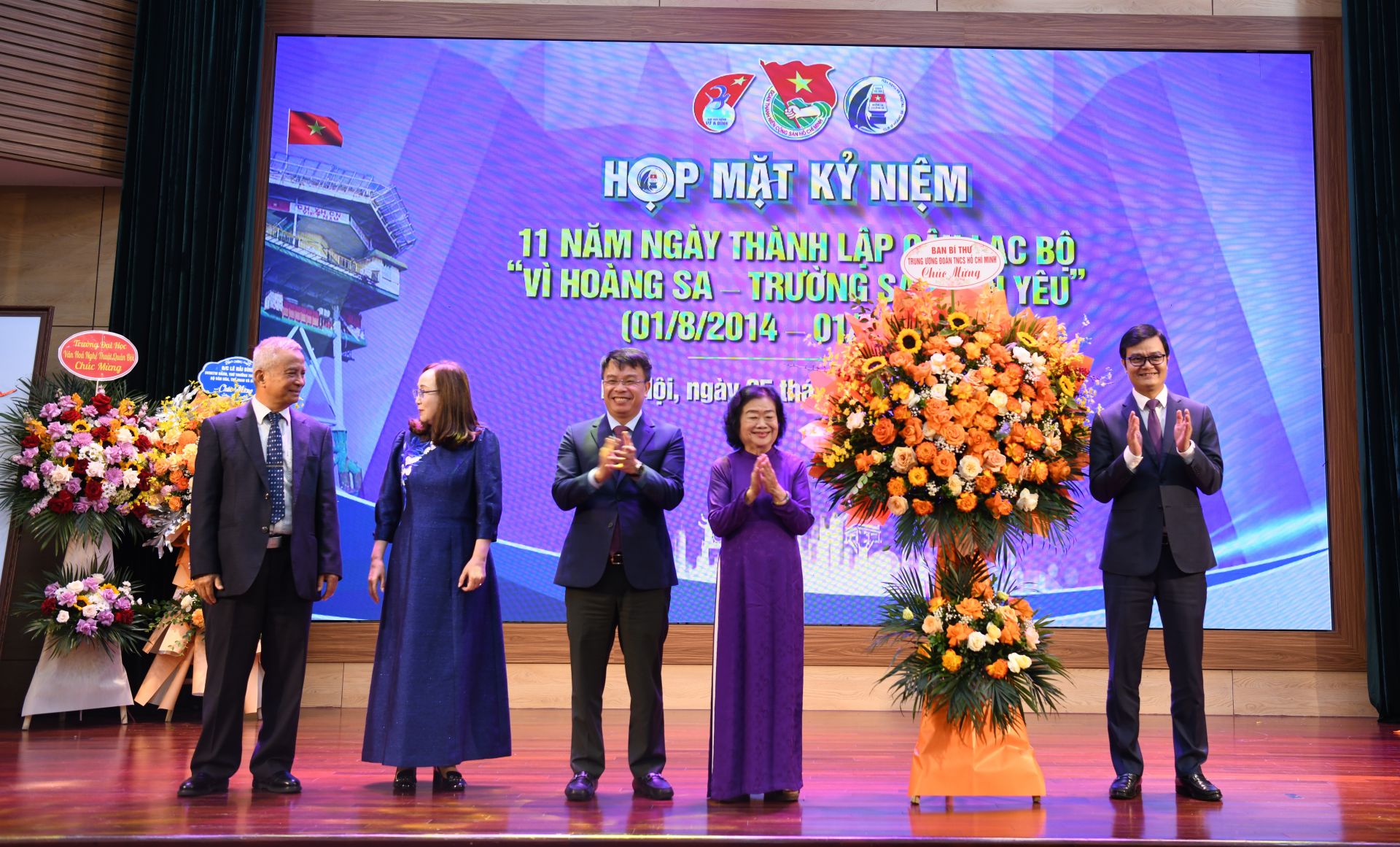 Bí thư  thứ nhất T.Ư Đoàn Bùi Quang Huy tặng lẵng hoa chúc mừng nguyên Phó Chủ tịch nước Trương Mỹ Hoa và CLB 