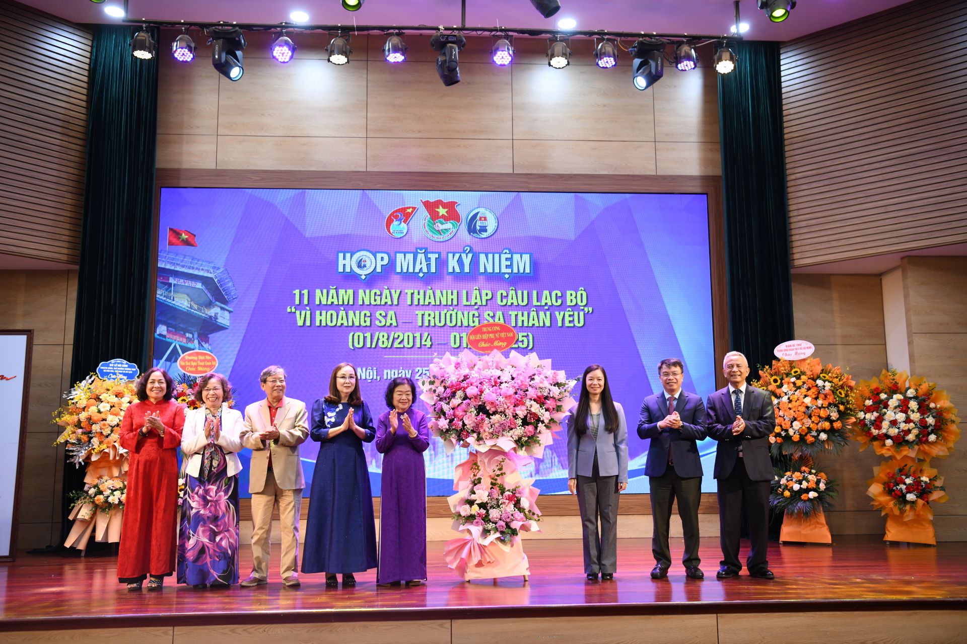 Hội LHPN Việt Nam trao lẵng hoa chúc mừng CLB.