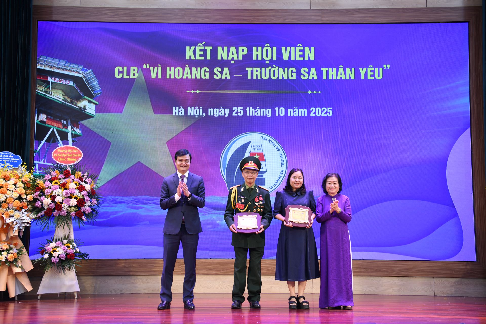 Bác Trương Mỹ Hoa và anh Bùi Quang Huy trao bảng công nhận hội viên tập thể cho các đơn vị.