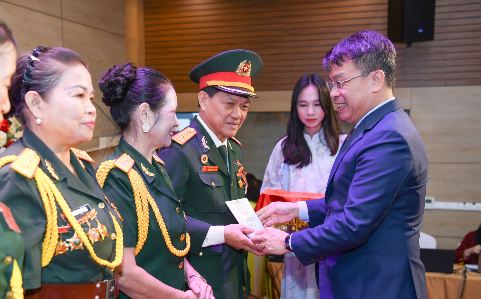 Trao thẻ hội viên cho các cá nhân mới tham gia CLB.