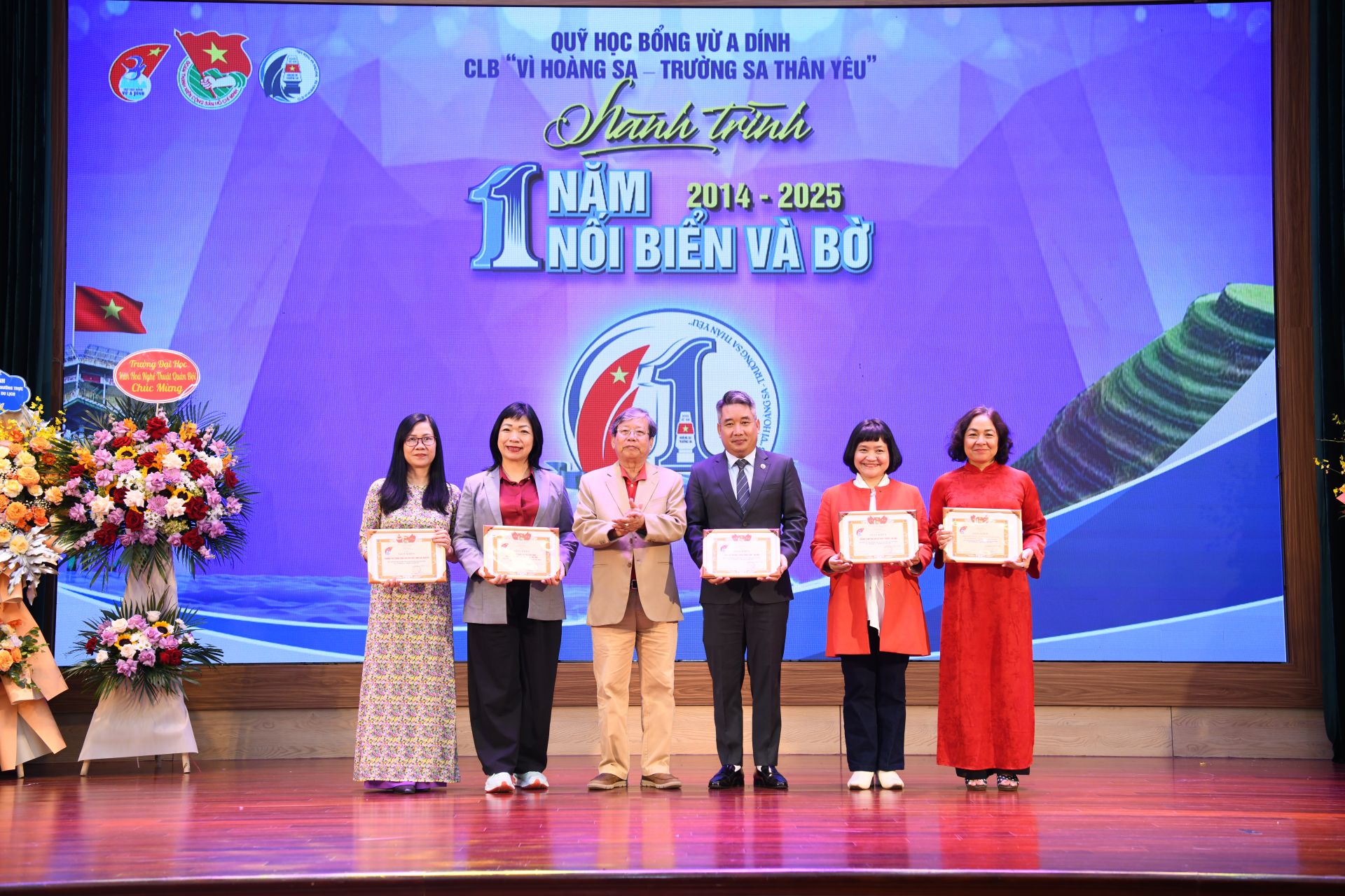 Ban Tổ chức trao tặng Giấy khen cho 6 tập thể đã tích cực xây dựng, phát triển hội viên và tham gia tốt các hoạt động câu lạc bộ  trong 11 năm qua