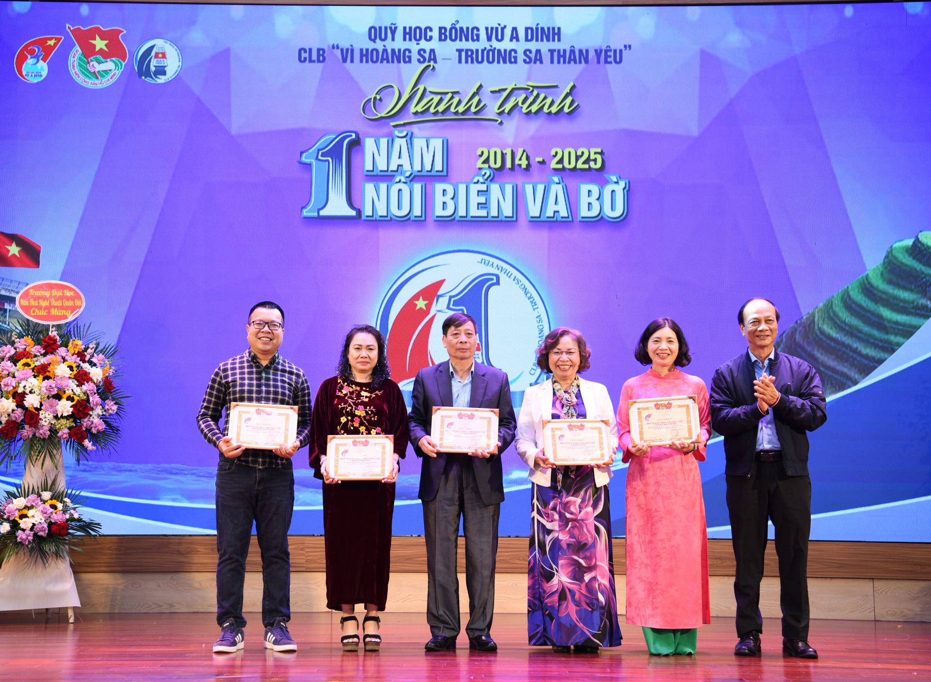 Trao tặng Giấy khen cho các hội viên cá nhân có nhiều đóng góp cho CLB.