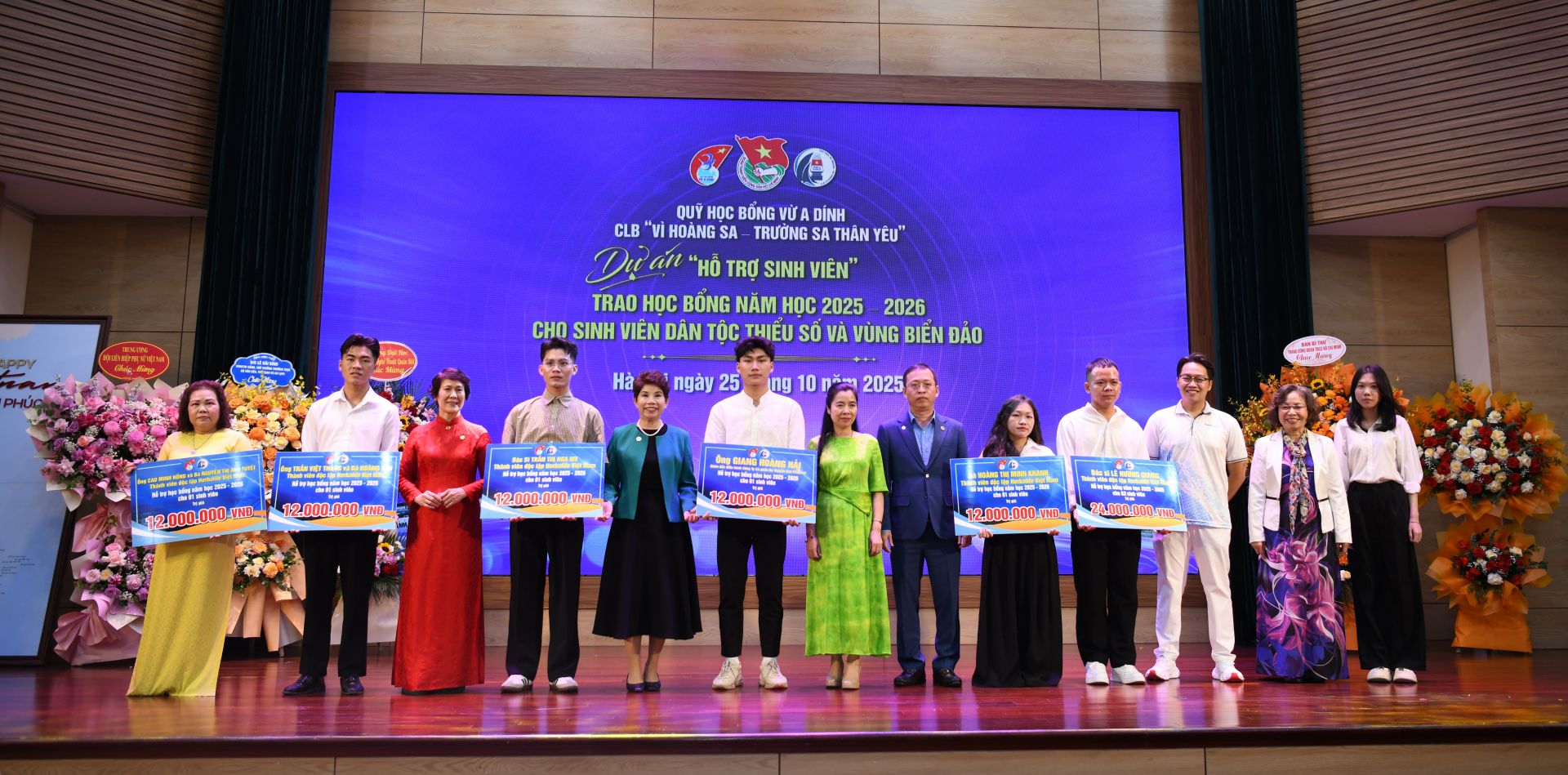 Các nhà tài trợ của CLB trao học bổng cho các bạn sinh viên vượt khó.