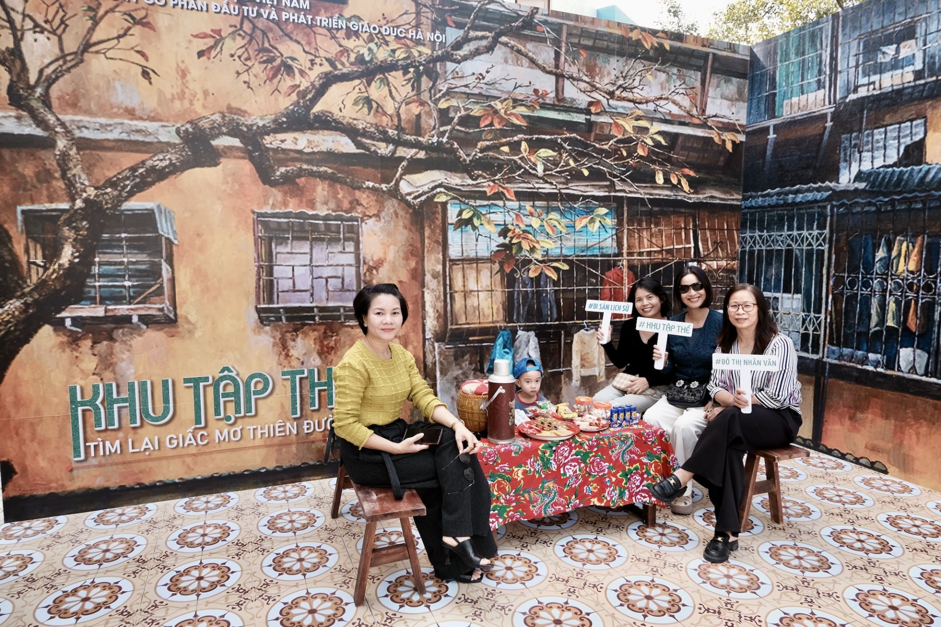 “Cửa sổ ký ức” là góc photobooth gợi lại những ô cửa sắt, ban công “chuồng cọp” thân quen, dấu ấn của những khu tập thể xưa.