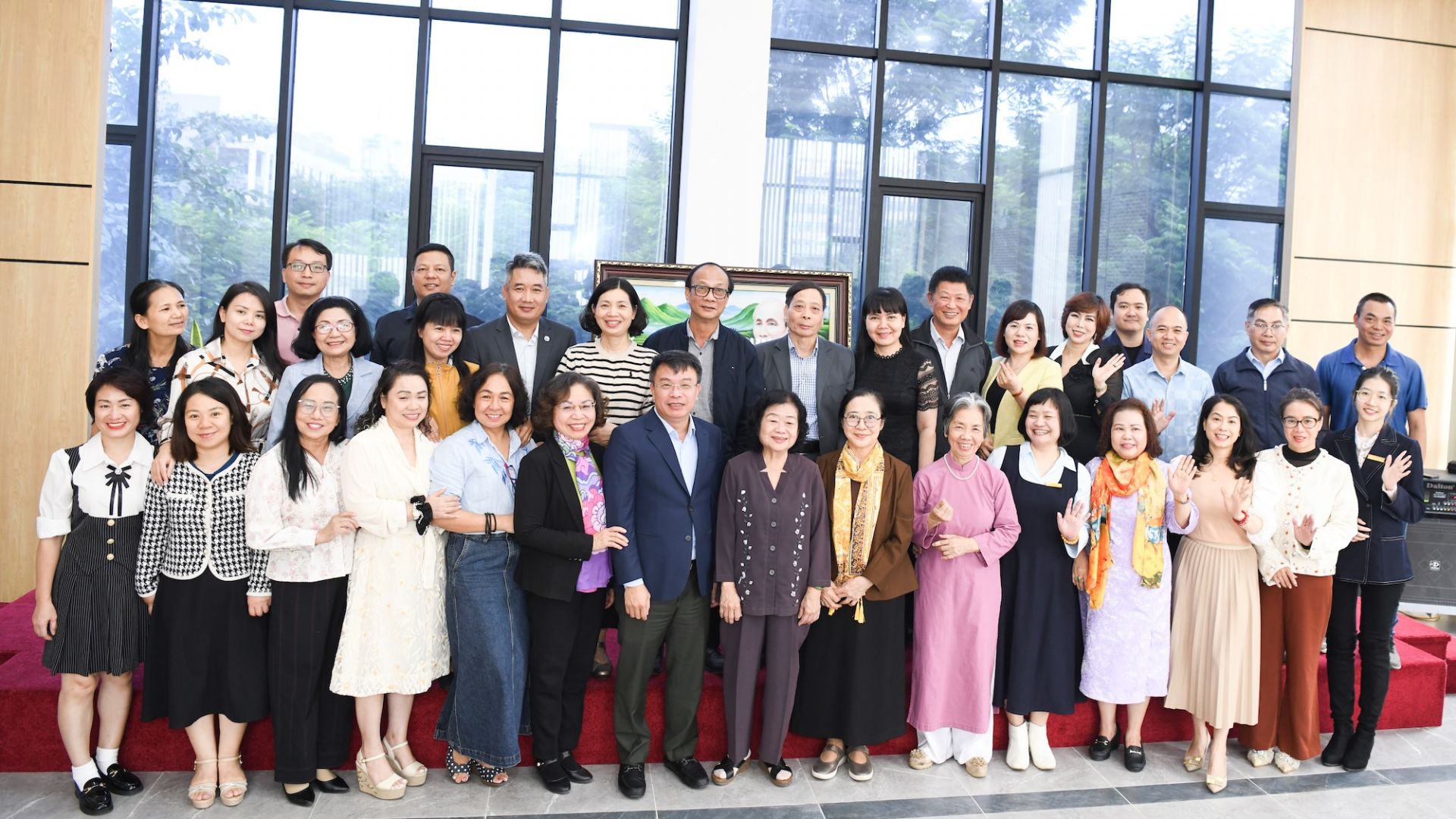 Các đại biểu chụp ảnh lưu niệm tại chương trình.
