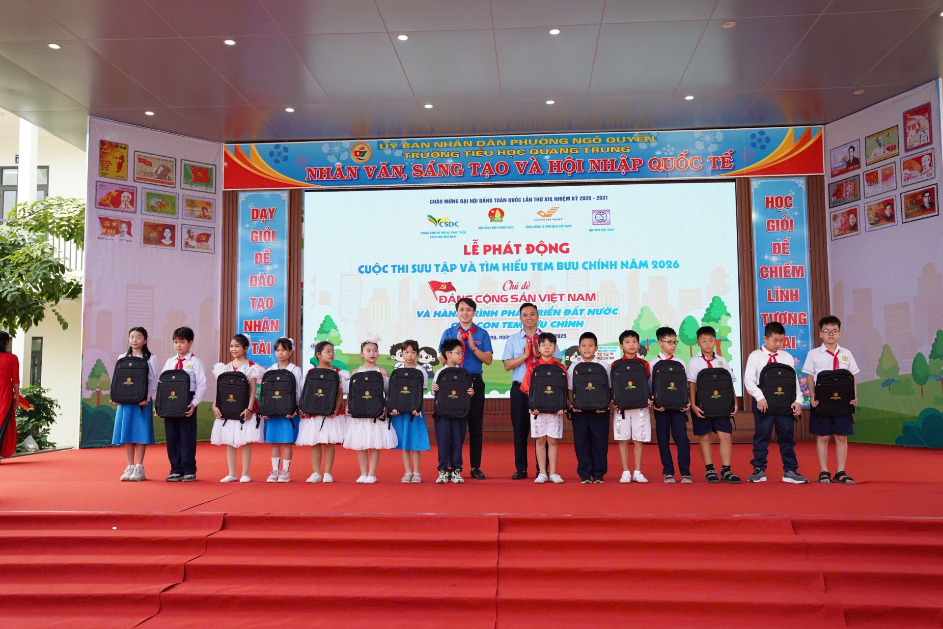 Trao quà cho các em thiếu nhi tại chương trình.