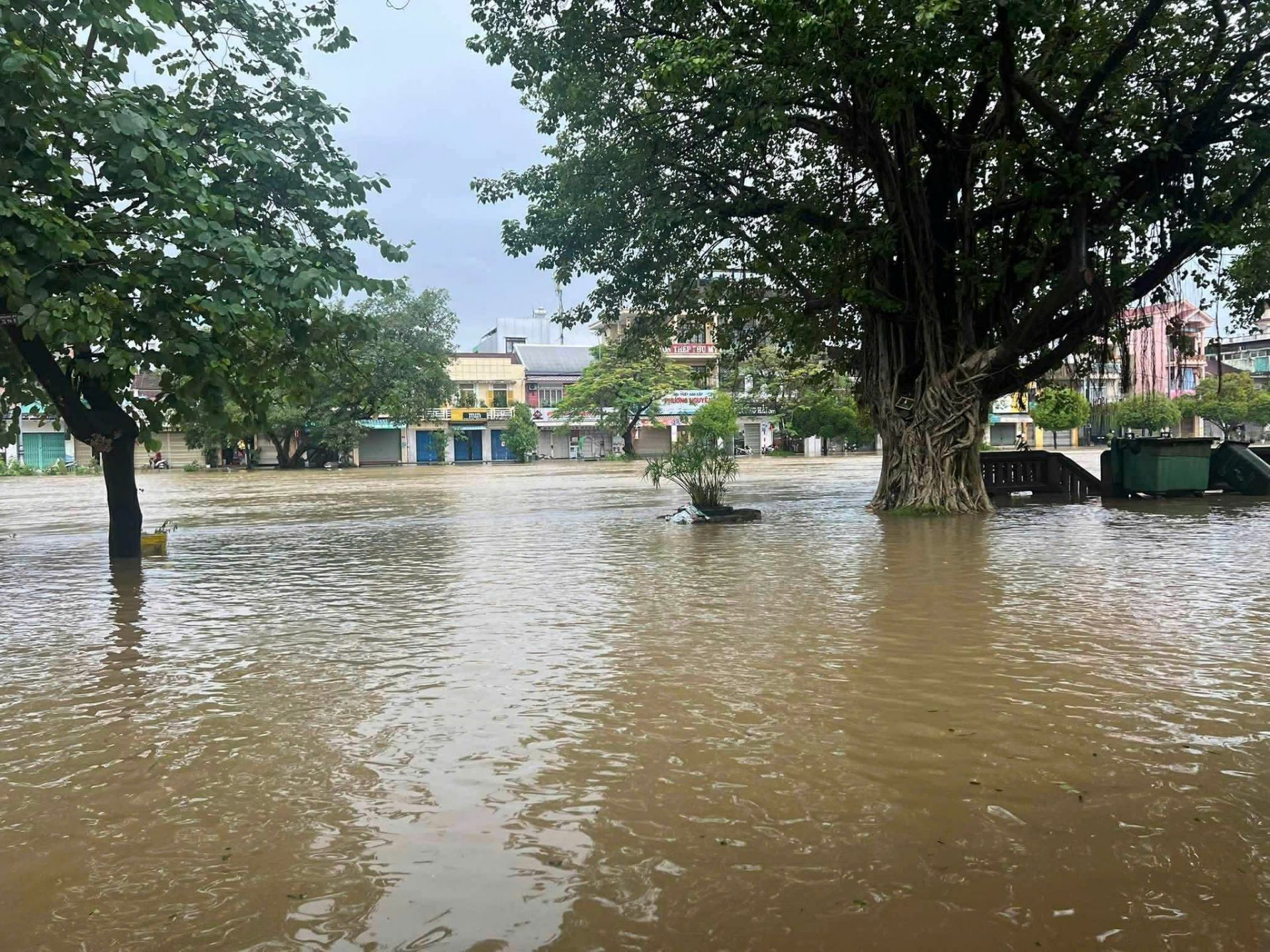 Nhiều khu vực của TP. Huế bị ngập do mưa kéo dài. Nhiều khu vực của TP. Huế bị ngập do mưa kéo dài.