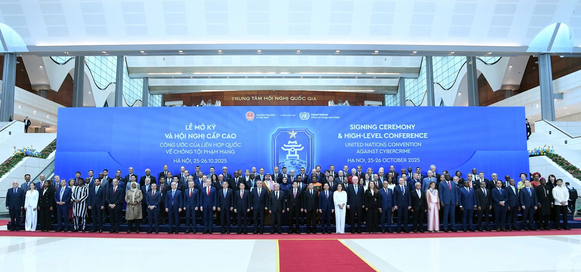 Chủ tịch nước Lương Cường, Tổng Thư ký Liên Hợp Quốc Antonio Guterres và các đại biểu tại Lễ mở ký Công ước Hà Nội. Chủ tịch nước Lương Cường, Tổng Thư ký Liên Hợp Quốc Antonio Guterres và các đại biểu tại Lễ mở ký Công ước Hà Nội.