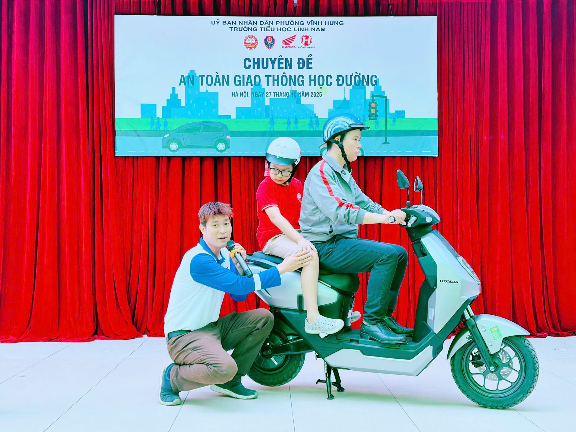 Các bạn học sinh được hướng dẫn về tư thế ngồi sau xe máy an toàn. Các bạn học sinh được hướng dẫn về tư thế ngồi sau xe máy an toàn.