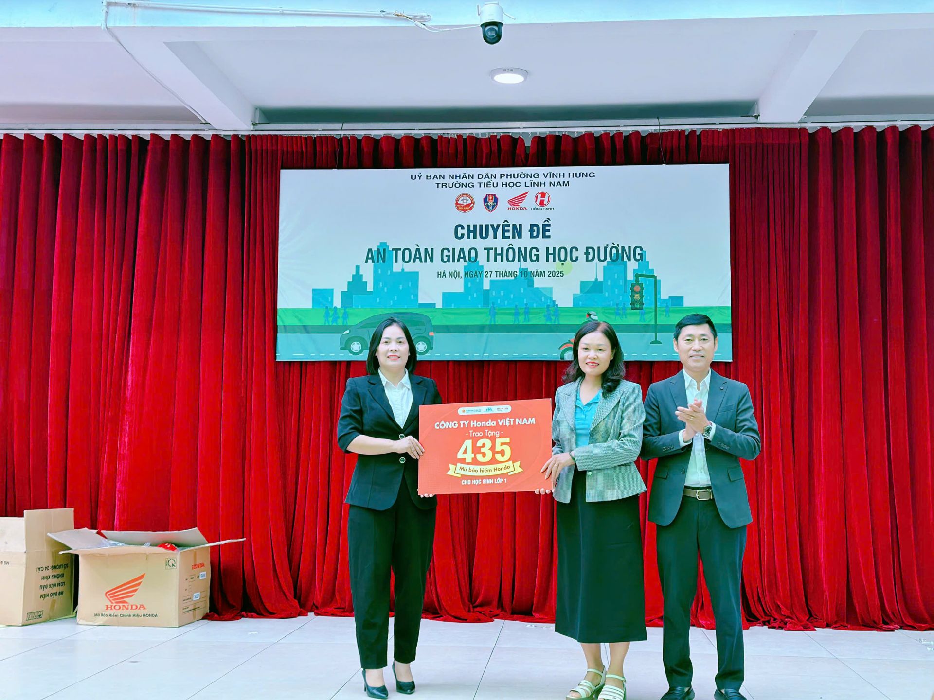 Trao tặng 435 chiếc mũ bảo hiểm đạt chuẩn cho học sinh khối 1, trường Tiểu học Lĩnh Nam. Trao tặng 435 chiếc mũ bảo hiểm đạt chuẩn cho học sinh khối 1, trường Tiểu học Lĩnh Nam.