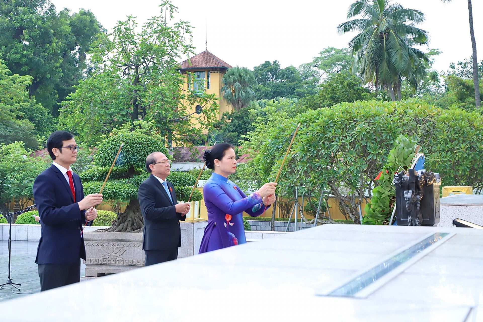 Đoàn đại biểu dự Đại hội thi đua yêu nước Cơ quan Ủy ban Trung ương MTTQ Việt Nam giai đoạn 2025-2030 dâng hương tại Đài tưởng niệm các anh hùng liệt sĩ Bắc Sơn.