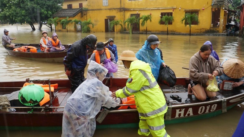 Công an phường Hội An, thành phố Đà Nẵng trực tại các điểm, đón người dân di tản.