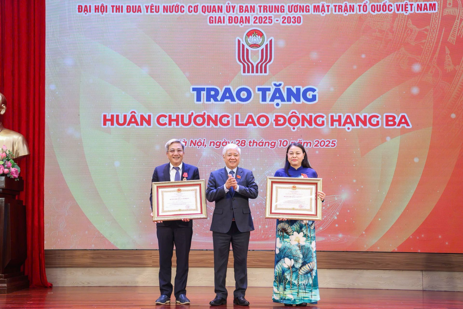 Thừa uỷ quyền của Chủ tịch Nước, đồng chí Đỗ Văn Chiến, Ủy viên Bộ Chính trị, Bí thư Trung ương Đảng, Chủ tịch Ủy ban Trung ương MTTQ Việt Nam, Phó Chủ tịch Hội đồng Thi đua - Khen thưởng Trung ương tặng thưởng Huân chương Lao động hạng Ba