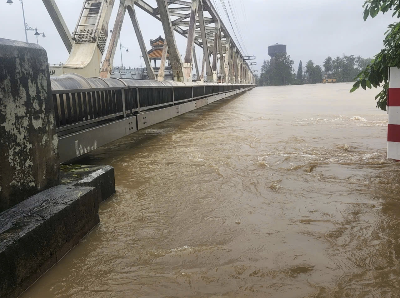 Nước lũ chạm đáy dầm cầu Bạch Hổ, Giả Viên, bắc qua sông Hương ở Huế. Nước lũ chạm đáy dầm cầu Bạch Hổ, Giả Viên, bắc qua sông Hương ở Huế.