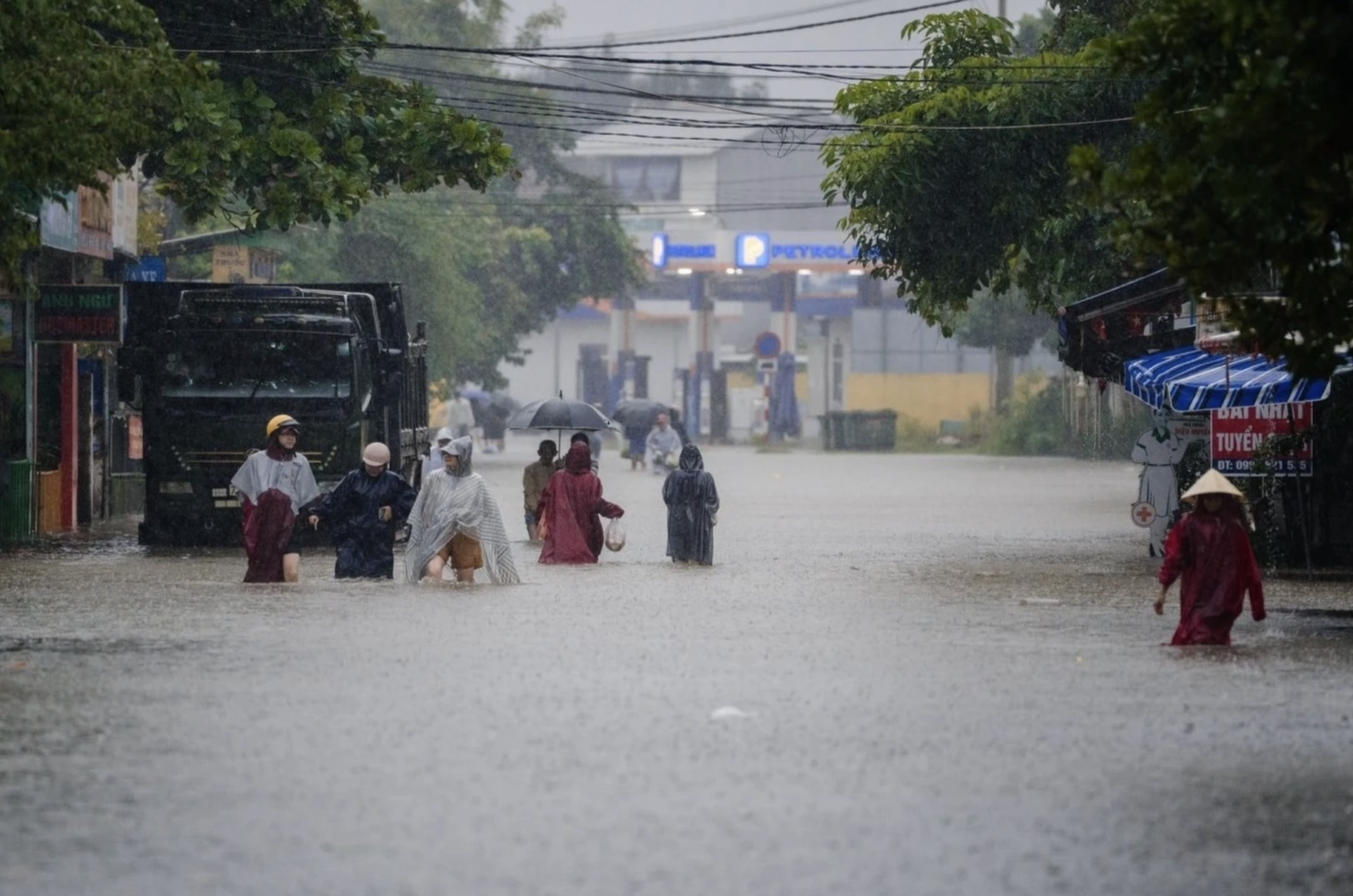 Mưa lớn từ đêm 26 đến sáng 27/10 tại Huế đã khiến nhiều khu vực ngập sâu. Trong ảnh, tại đường Bùi Thị Xuân, nước đã ngập quá đầu gối, người dân chỉ đi có thể đi bộ. Mưa lớn từ đêm 26 đến sáng 27/10 tại Huế đã khiến nhiều khu vực ngập sâu. Trong ảnh, tại đường Bùi Thị Xuân, nước đã ngập quá đầu gối, người dân chỉ đi có thể đi bộ.