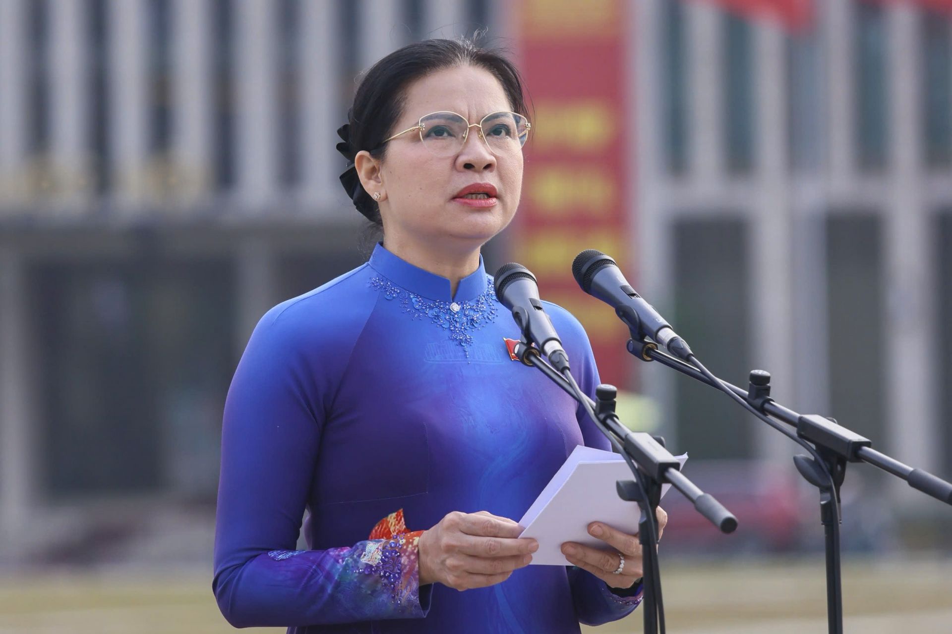 Bà Hà Thị Nga, Ủy viên Trung ương Đảng, Ủy viên Ban Thường vụ Đảng ủy MTTQ, các đoàn thể Trung ương, Phó Chủ tịch UBTƯ MTTQ Việt Nam thay mặt Đoàn đại biểu báo công dâng Bác.
