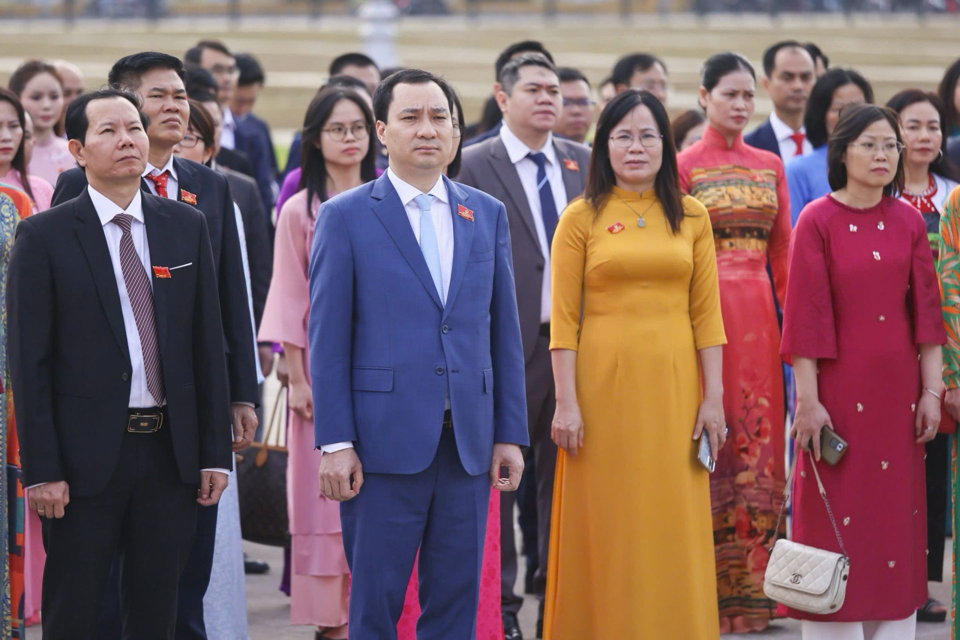 Đoàn đại biểu dự Đại hội thi đua yêu nước Cơ quan Ủy ban Trung ương MTTQ Việt Nam vào Lăng báo công dâng Bác.