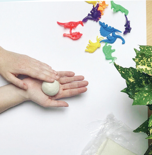 Bước 2: Bạn vo miếng
đất lại thành một viên
tròn.