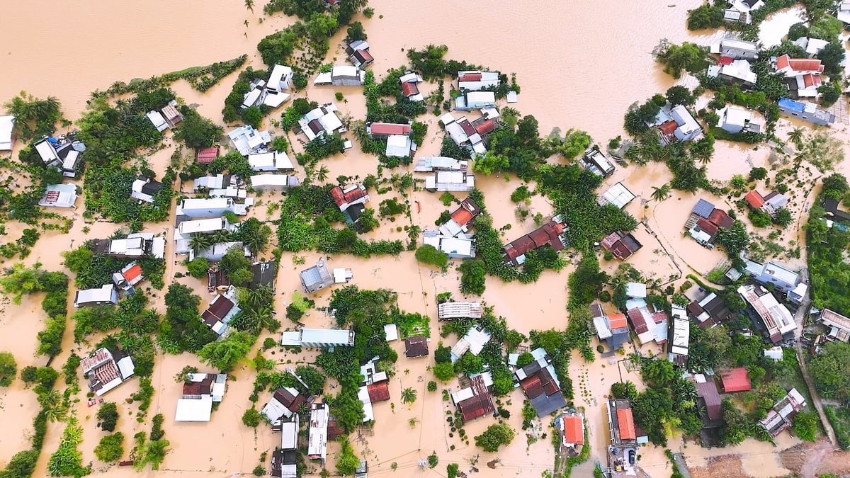 Mưa lớn chưa từng có ở miền Trung gây ngập lụt diện rộng.  Mưa lớn chưa từng có ở miền Trung gây ngập lụt diện rộng.