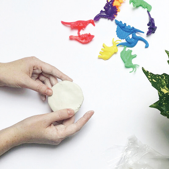 Bước 3: Dùng tay dàn
đều hoặc lấy dụng cụ
cán viên đất sét thành
hình đĩa tròn dày khoảng
1cm và đủ rộng để có thể
đặt vừa chú khủng long
đồ chơi lên.