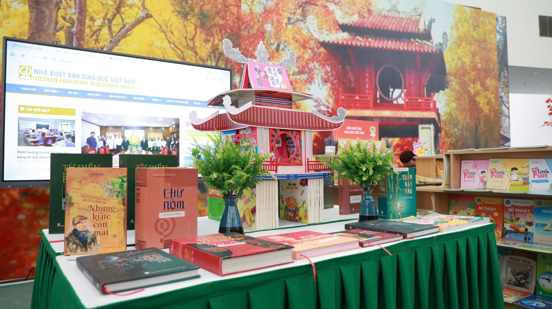 Gian hàng kết hợp giữa truyền thống và hiện đại của NXBGDVN. Gian hàng kết hợp giữa truyền thống và hiện đại của NXBGDVN.